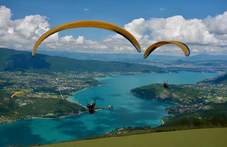 Parapendio in tandem sopra Annecy e il suo lago