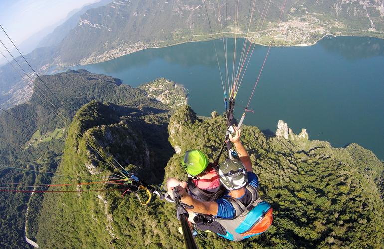 volare sul lago di Grada in Italia