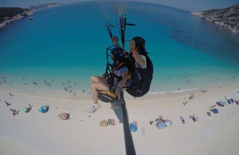 Volare sopra la spiaggia bianca di Cefalonia