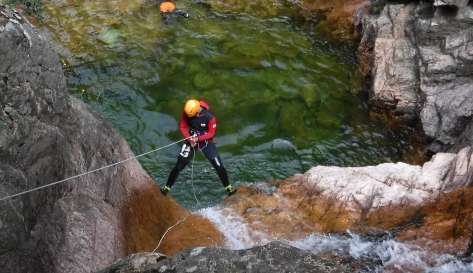 Uomo in corda doppia nel canyon Baracci