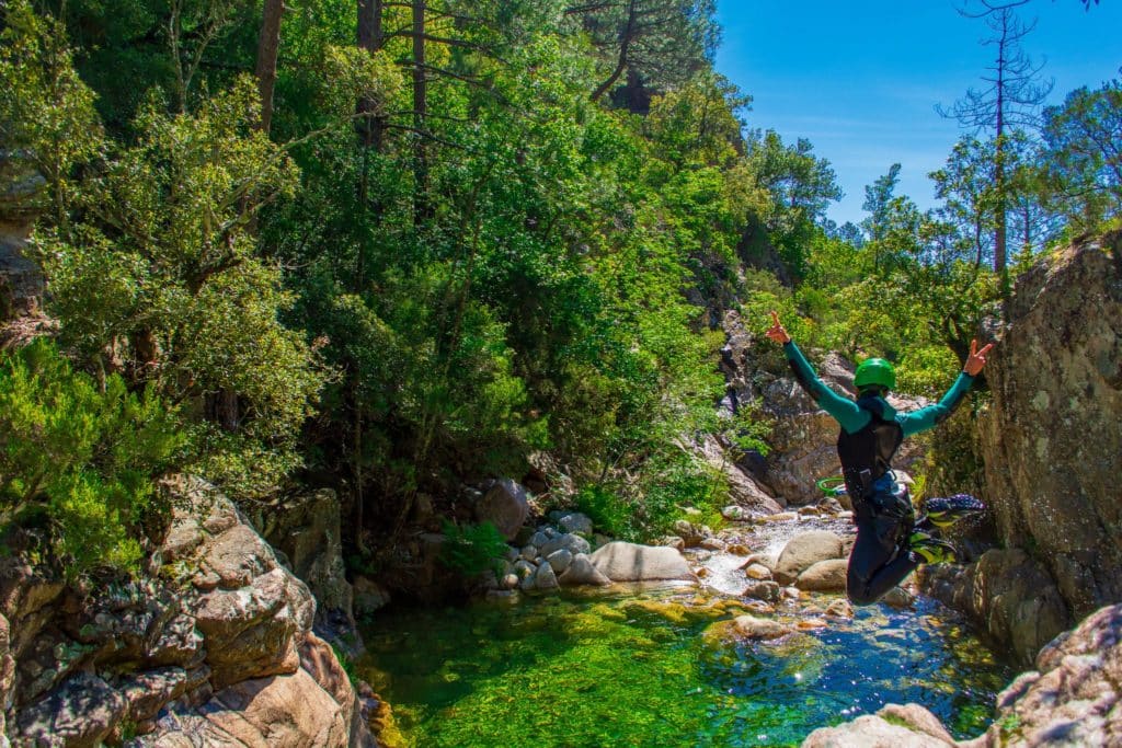 Donna che salta per Canyoning Pulischellu in Corsica 