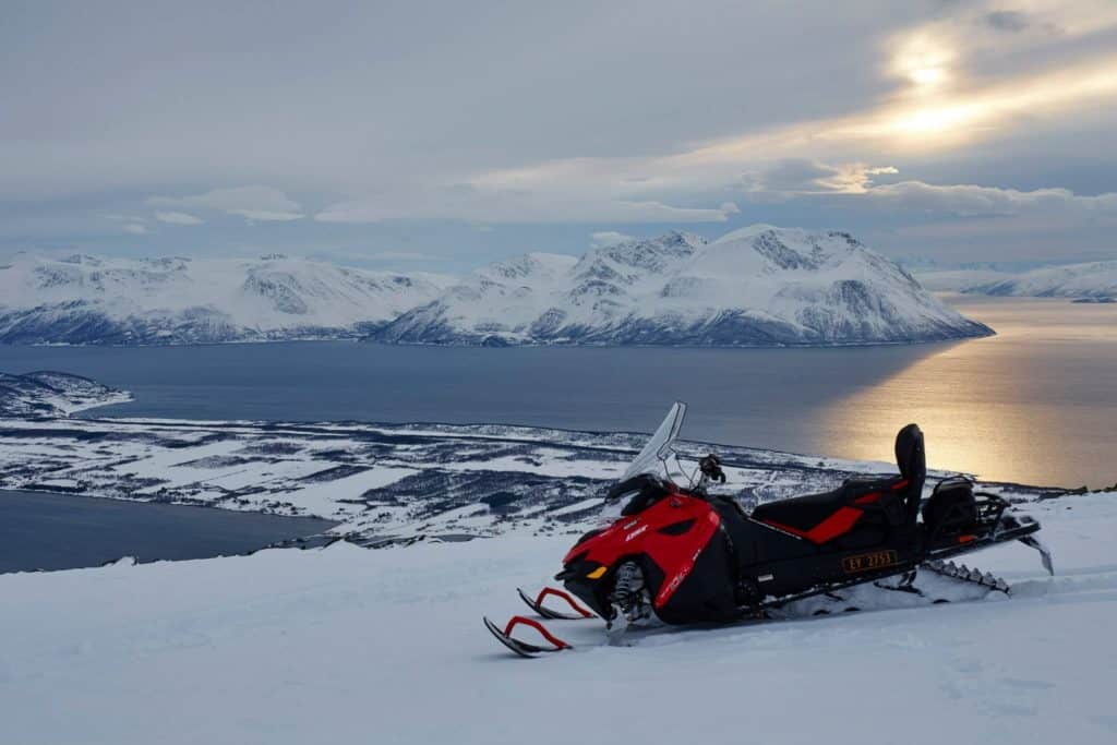 Motoslitta nelle Alpi di Lyngen