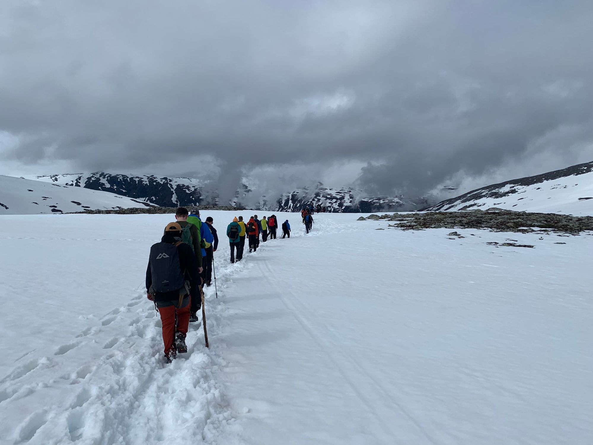 Escursionisti che arrancano nella neve tra i fiordi norvegesi