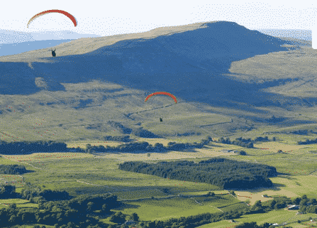 Parapendio nel parco nazionale dello Yorkshire Dales